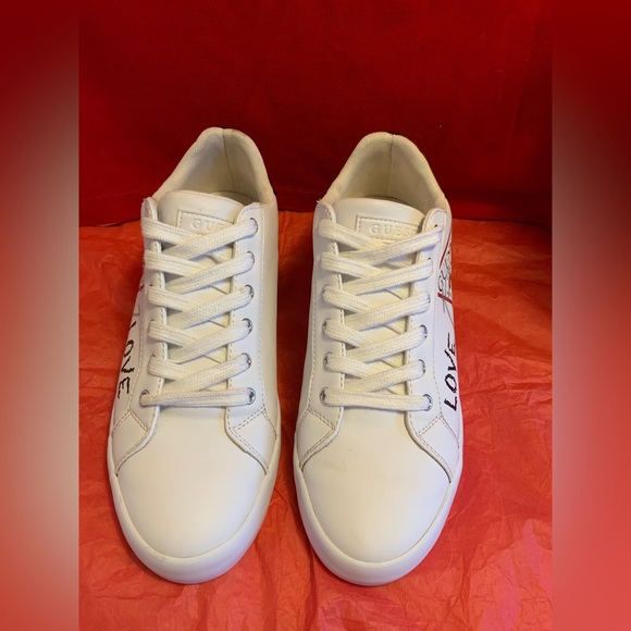 GUESS - Picture 4 of 12